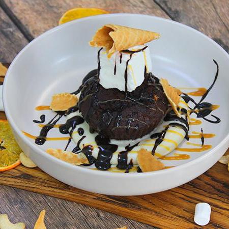 МИНИ БРАУНИ С ГРЕЦКИМ ОРЕХОМ И ВАНИЛЬНЫМ СОУСОМ