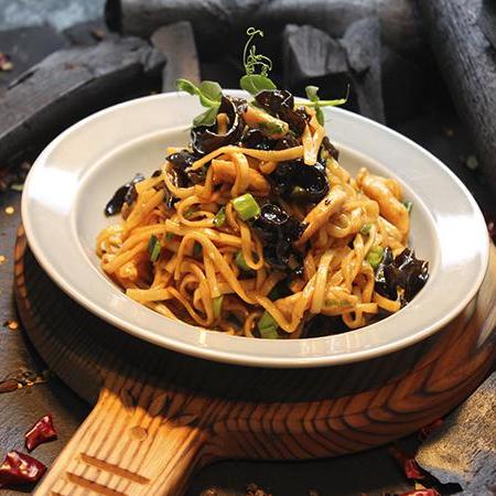 WOK ЛАПША C ЦЫПЛЕНКОМ И ДРЕВЕСНЫМИ ГРИБАМИ
